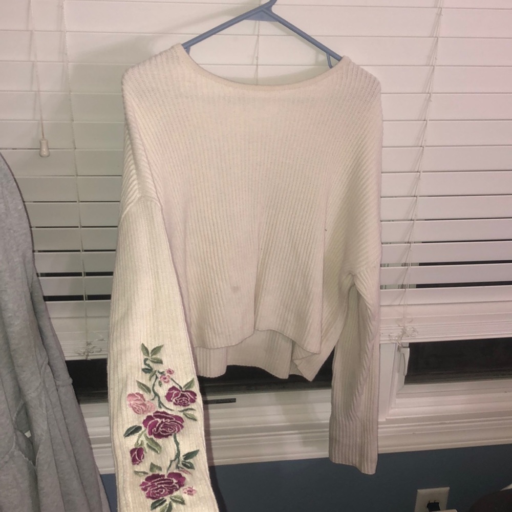 Adorable cropped sweater with flowers